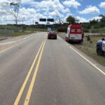Ambulância do SAMU e viatura policial em atendimento na rodovia.