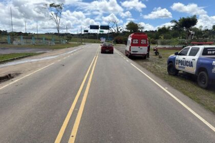 Ambulância do SAMU e viatura policial em atendimento na rodovia.