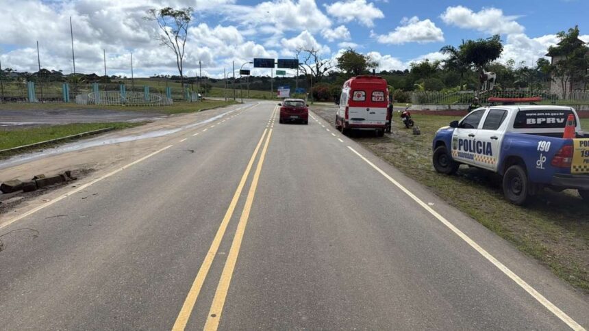 Ambulância do SAMU e viatura policial em atendimento na rodovia.