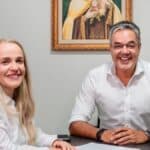 O prefeito Sérgio Reis ao lado da vice-prefeita Suely Menezes durante ato de transmissão de cargo na Prefeitura de Lagarto.
