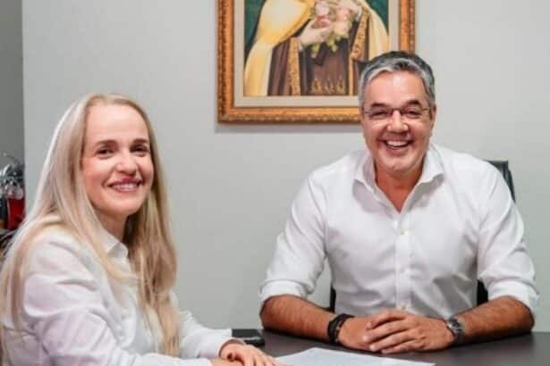 O prefeito Sérgio Reis ao lado da vice-prefeita Suely Menezes durante ato de transmissão de cargo na Prefeitura de Lagarto.
