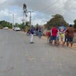 Pista da Rodovia SE-331 sinalizada por policiais rodoviários estaduais.