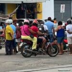 Movimentação de pessoas e socorristas na Praça da Feira após colisão entre motocicletas na Feira Livre de Lagarto.