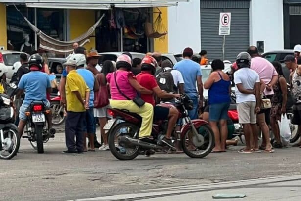 Movimentação de pessoas e socorristas na Praça da Feira após colisão entre motocicletas na Feira Livre de Lagarto.