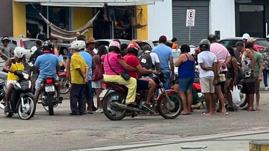 Movimentação de pessoas e socorristas na Praça da Feira após colisão entre motocicletas na Feira Livre de Lagarto.