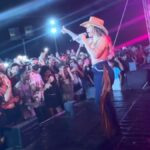 Cantora Liene Show protestando no palco durante evento em Telha