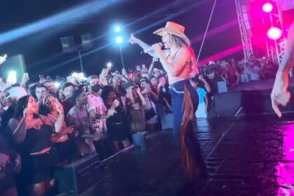 Cantora Liene Show protestando no palco durante evento em Telha