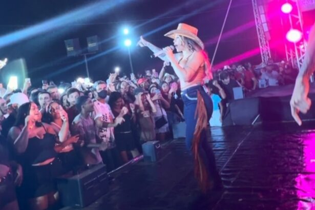 Cantora Liene Show protestando no palco durante evento em Telha