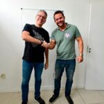 Delegado Clever Farias e o Senador Alessandro Vieira apertando as mãos