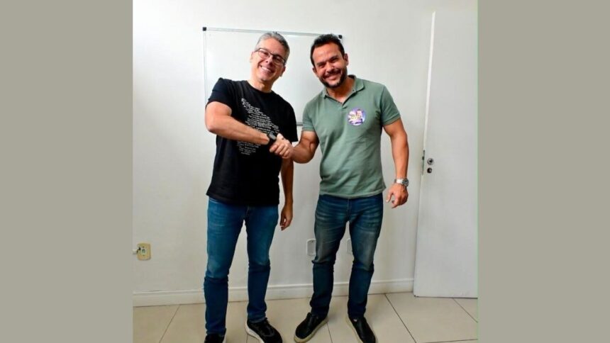Delegado Clever Farias e o Senador Alessandro Vieira apertando as mãos