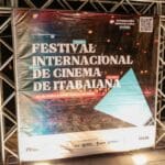 Cartaz e projeção cinematográfica da 5ª edição do Festival Internacional de Cinema de Itabaiana.