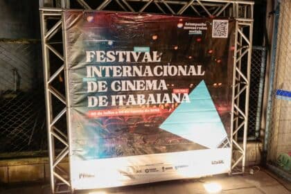 Cartaz e projeção cinematográfica da 5ª edição do Festival Internacional de Cinema de Itabaiana.