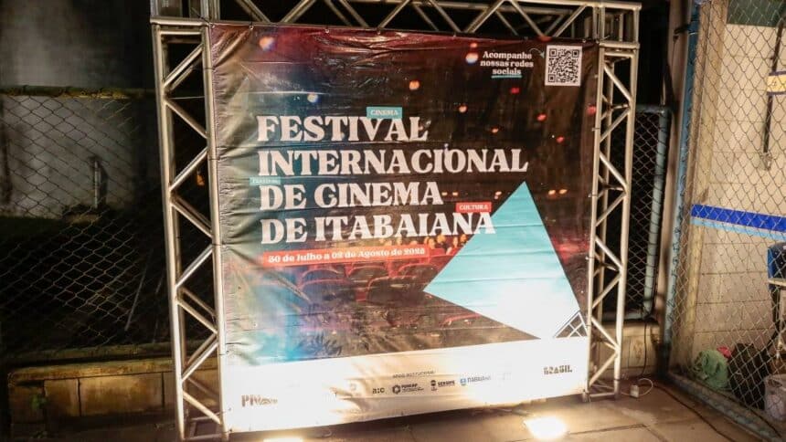 Cartaz e projeção cinematográfica da 5ª edição do Festival Internacional de Cinema de Itabaiana.