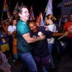 Deputado federal Gustinho Ribeiro em diálogo com moradora no bairro Ademar de Carvalho.