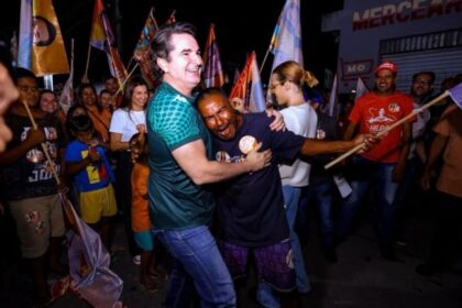 Deputado federal Gustinho Ribeiro em diálogo com moradora no bairro Ademar de Carvalho.
