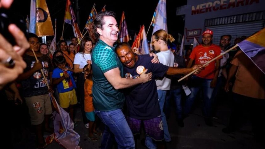 Deputado federal Gustinho Ribeiro em diálogo com moradora no bairro Ademar de Carvalho.