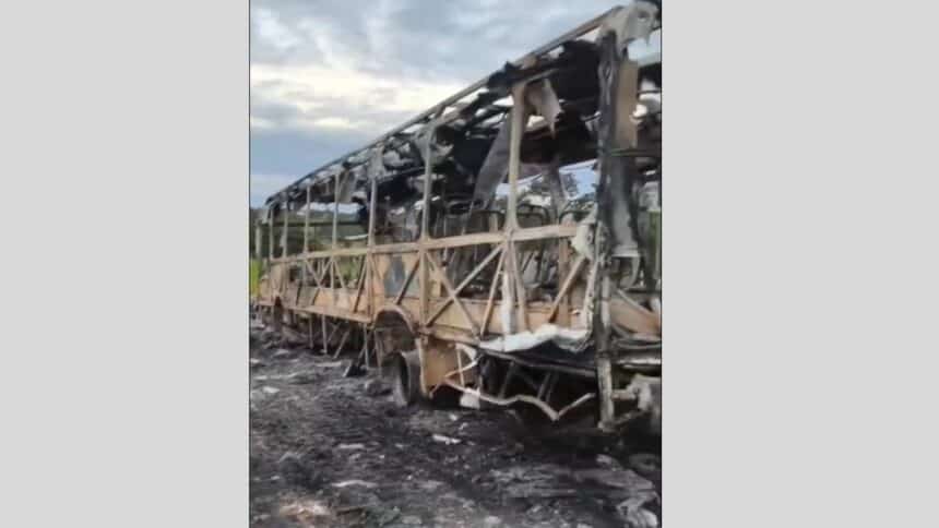 Veículo do transporte escolar em chamas na estrada do povoado Pé da Serra do Qui.