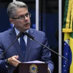 Senador Alessandro Vieira durante pronunciamento em plenário.