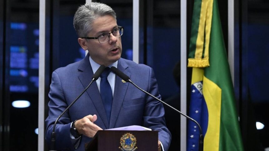 Senador Alessandro Vieira durante pronunciamento em plenário.