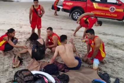 Viatura e guarda-vidas do Corpo de Bombeiros Militar de Sergipe na orla marítima.