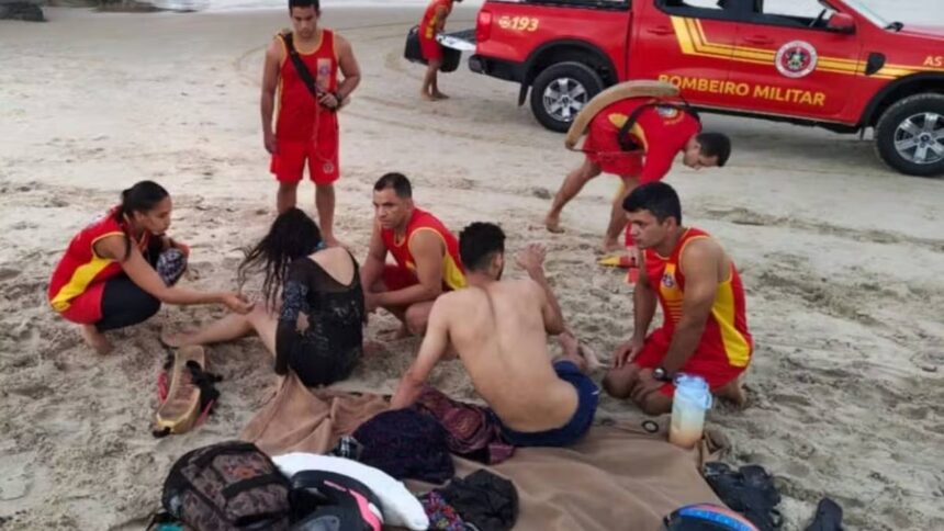 Viatura e guarda-vidas do Corpo de Bombeiros Militar de Sergipe na orla marítima.