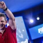 Senador Rogério Carvalho durante discurso em convenção política em Aracaju.