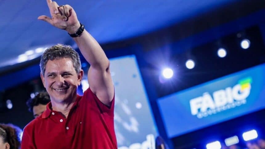 Senador Rogério Carvalho durante discurso em convenção política em Aracaju.