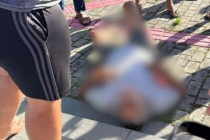 homem alvejado por tiros na Praça do Pacheco em Lagarto.