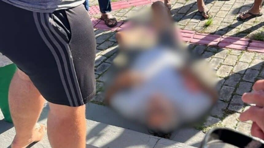 homem alvejado por tiros na Praça do Pacheco em Lagarto.
