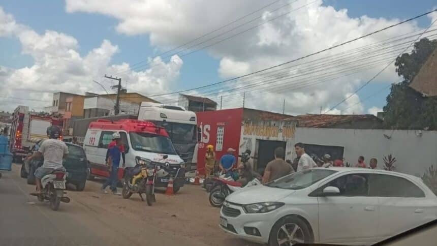Movimentação de viaturas de resgate às margens da rodovia SE-170 em Lagarto.
