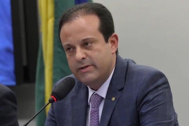 André Moura discursando em agenda política em Sergipe.