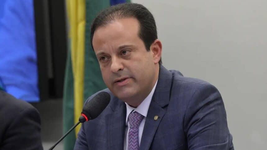André Moura discursando em agenda política em Sergipe.