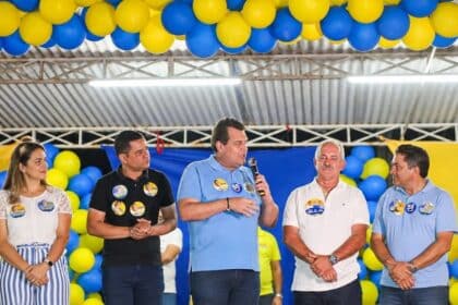 Ex-vereador Belizário Augusto ao lado de Cláudio Mitidieri e lideranças durante reunião em Lagarto.