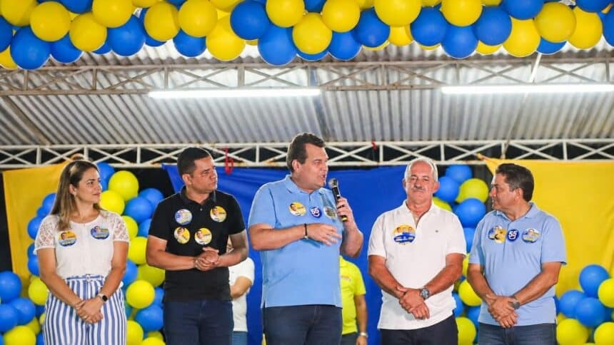 Ex-vereador Belizário Augusto ao lado de Cláudio Mitidieri e lideranças durante reunião em Lagarto.