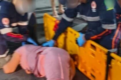 SAMU prestando atendimento a vítima de colisão no trânsito urbano de Lagarto.