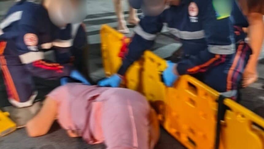 SAMU prestando atendimento a vítima de colisão no trânsito urbano de Lagarto.