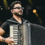 Cantor Danielzinho Junior se apresentando no palco em evento de forró.
