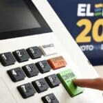 Painel e teclado de urna eletrônica utilizada nas eleições brasileiras.
