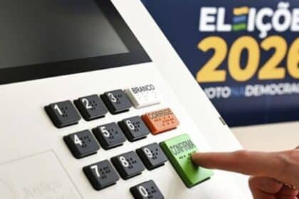 Painel e teclado de urna eletrônica utilizada nas eleições brasileiras.
