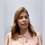 Érica Mitidieri discursando em evento social do Governo do Estado.