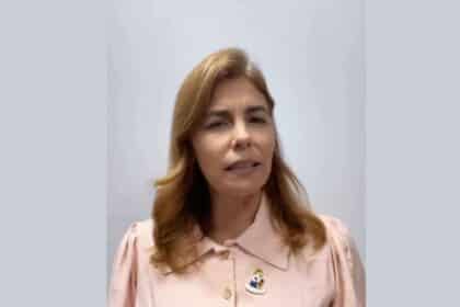 Érica Mitidieri discursando em evento social do Governo do Estado.