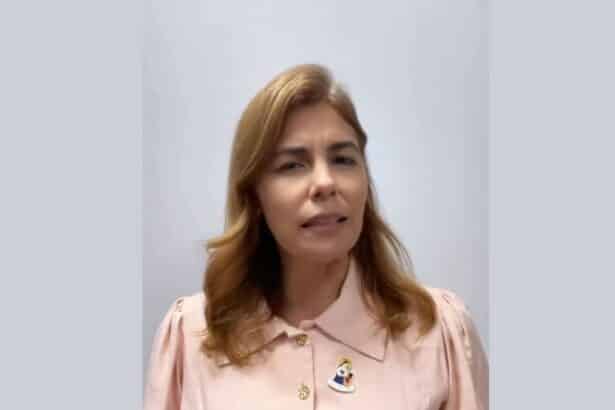 Érica Mitidieri discursando em evento social do Governo do Estado.