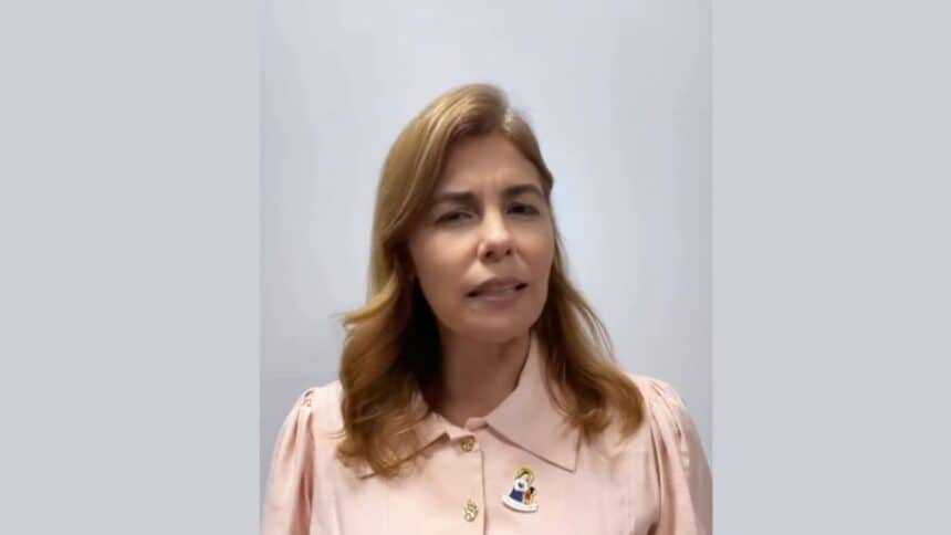 Érica Mitidieri discursando em evento social do Governo do Estado.