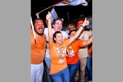 Candidatos Gustinho Ribeiro e Hilda Ribeiro cumprimentando moradores durante ato no povoado Colônia Treze.