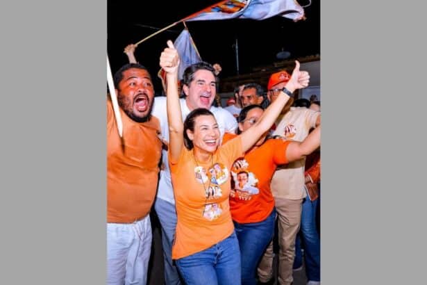 Candidatos Gustinho Ribeiro e Hilda Ribeiro cumprimentando moradores durante ato no povoado Colônia Treze.