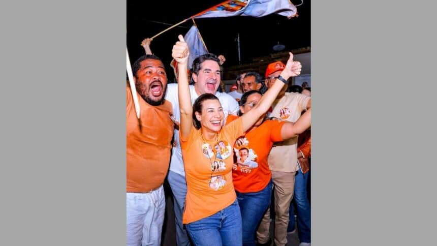 Candidatos Gustinho Ribeiro e Hilda Ribeiro cumprimentando moradores durante ato no povoado Colônia Treze.