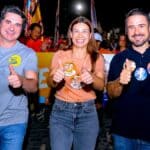 Gustinho Ribeiro e Hilda Ribeiro durante caminhada política em Lagarto.