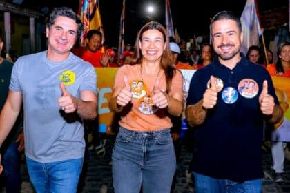Gustinho Ribeiro e Hilda Ribeiro durante caminhada política em Lagarto.