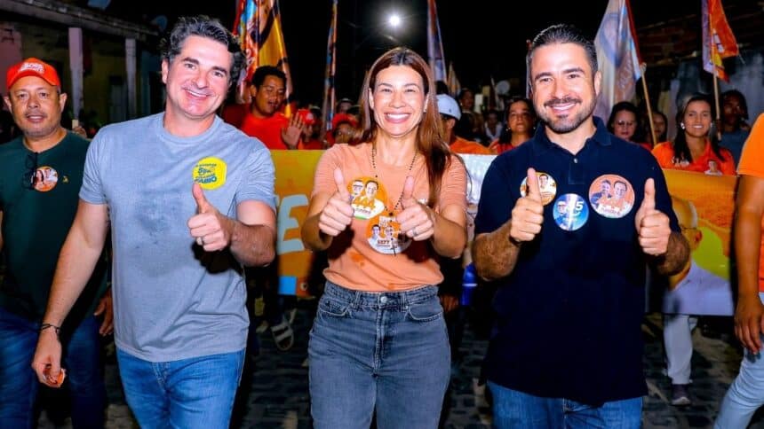 Gustinho Ribeiro e Hilda Ribeiro durante caminhada política em Lagarto.