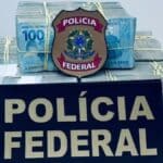 Agentes da Polícia Federal analisando documentos de operação policial.